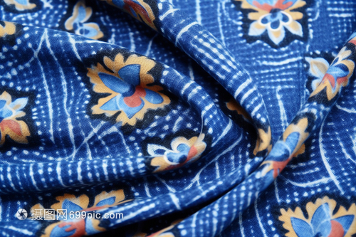 商場中的亞麻與針織 夏日衣櫥的自然選擇與舒適哲學(xué)